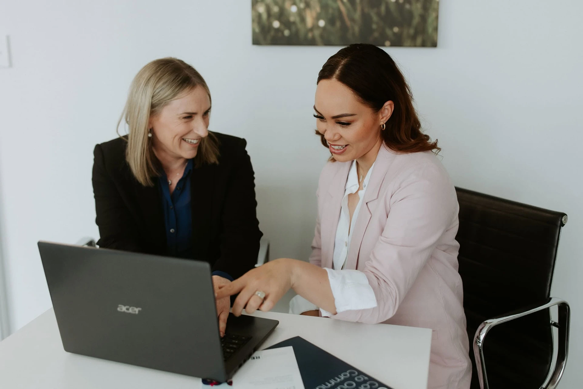 Elizabeth Costley reviewing a campaign with a client at a laptop